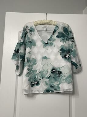 WHBM White Teal Green Floral V-Neck Blouse Top Size Small S Jacquard Overlay